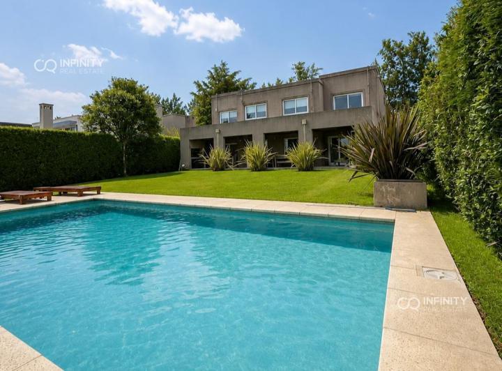 Casa · 240m² · 7 Ambientes · 4 Cocheras