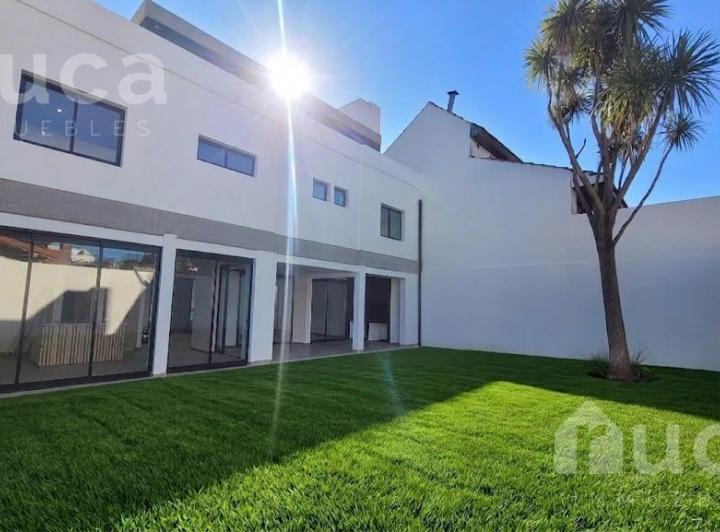 Casa · 328m² · 8 Ambientes · 1 Cochera
