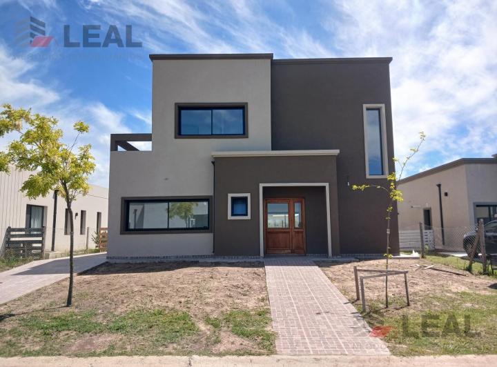 Casa · 221m² · 6 Ambientes · 2 Cocheras