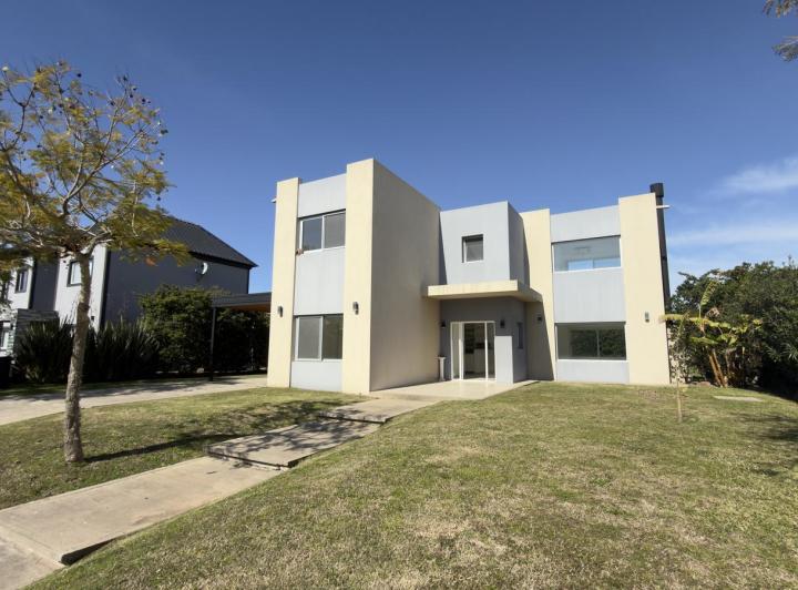 Casa · 190m² · 5 Ambientes · 4 Cocheras