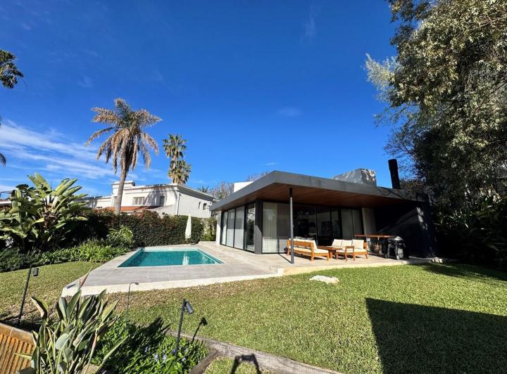 Casa · 343m² · 7 Ambientes · 4 Cocheras