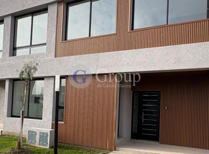 Casa · 121m² · 5 Ambientes · 2 Cocheras