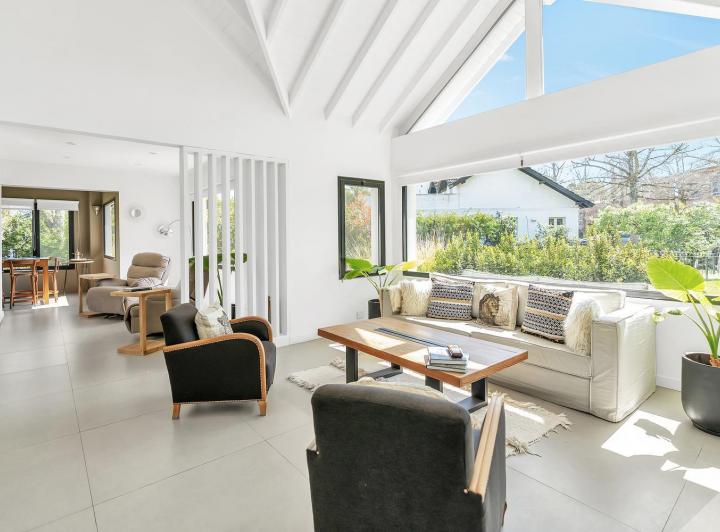 Casa · 1100m² · 6 Ambientes · 1 Cochera
