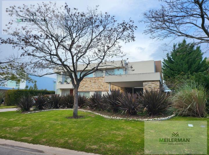 Casa · 445m² · 5 Ambientes · 2 Cocheras