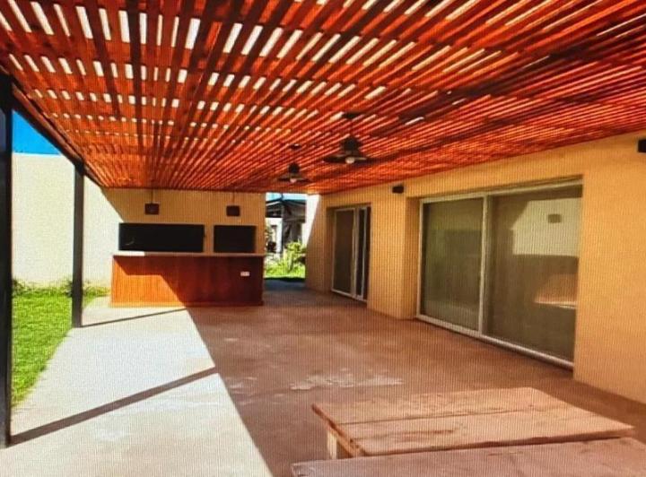 Casa · 232m² · 6 Ambientes · 4 Cocheras