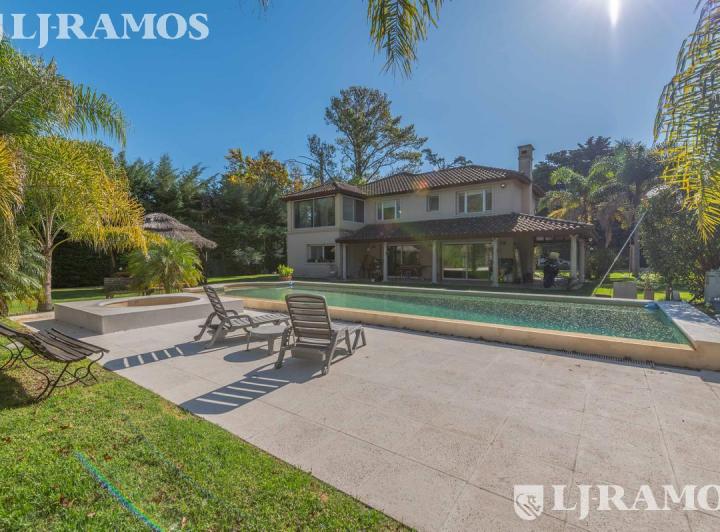 Casa · 2200m² · 7 Ambientes · 4 Cocheras