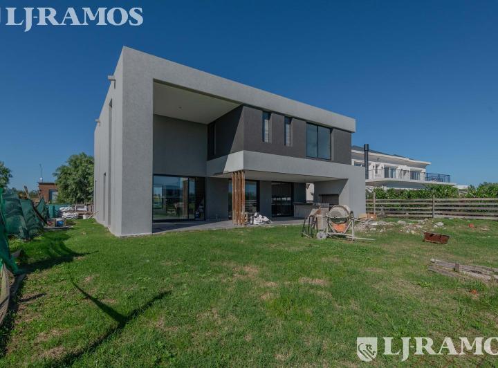 Casa · 246m² · 6 Ambientes · 2 Cocheras