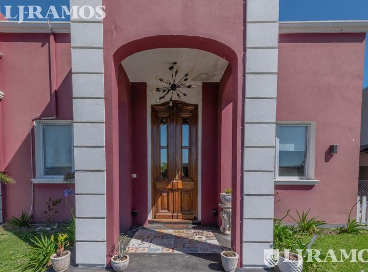 Casa · 208m² · 5 Ambientes · 2 Cocheras