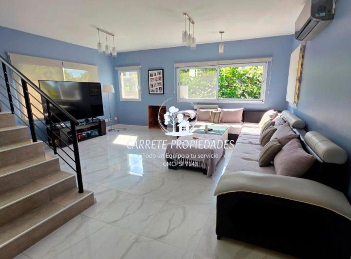 Casa · 250m² · 6 Ambientes · 3 Cocheras