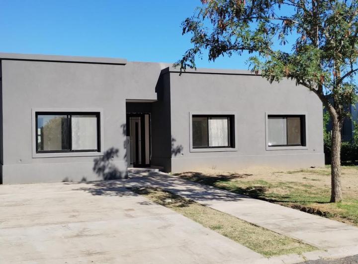 Casa · 160m² · 4 Ambientes · 3 Cocheras