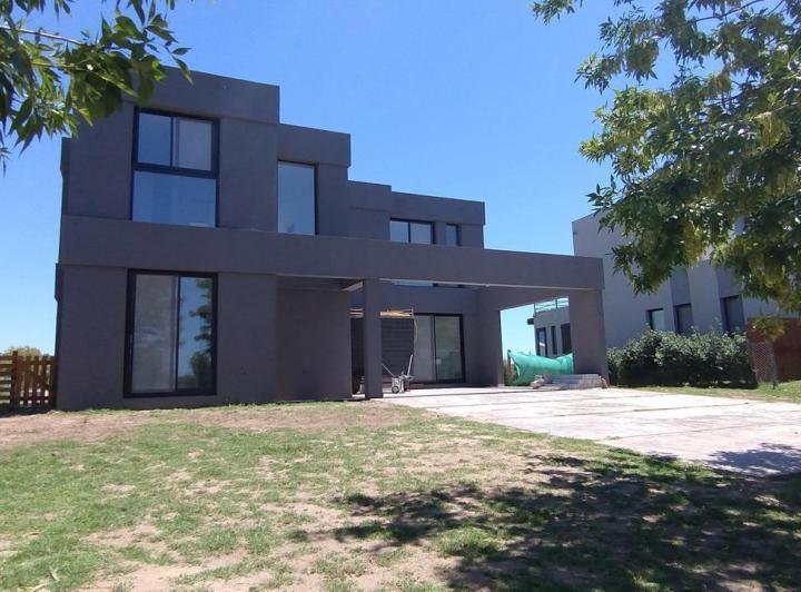 Casa · 200m² · 5 Ambientes · 3 Cocheras