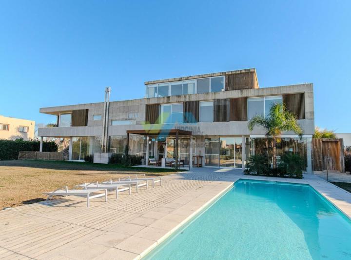 Casa · 600m² · 5 Ambientes · 1 Cochera