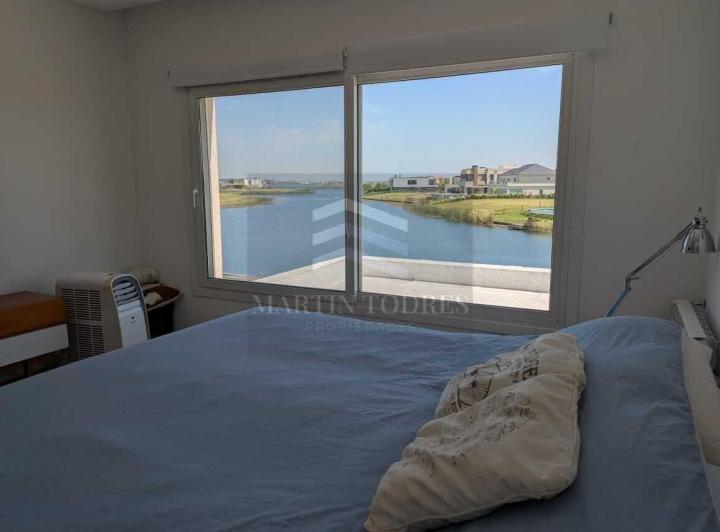 Casa · 400m² · 7 Ambientes · 4 Cocheras