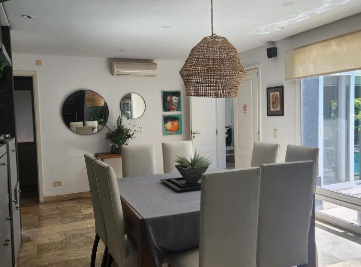 Casa · 923m² · 7 Ambientes · 4 Cocheras