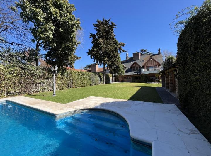 Casa · 563m² · 8 Ambientes · 5 Cocheras