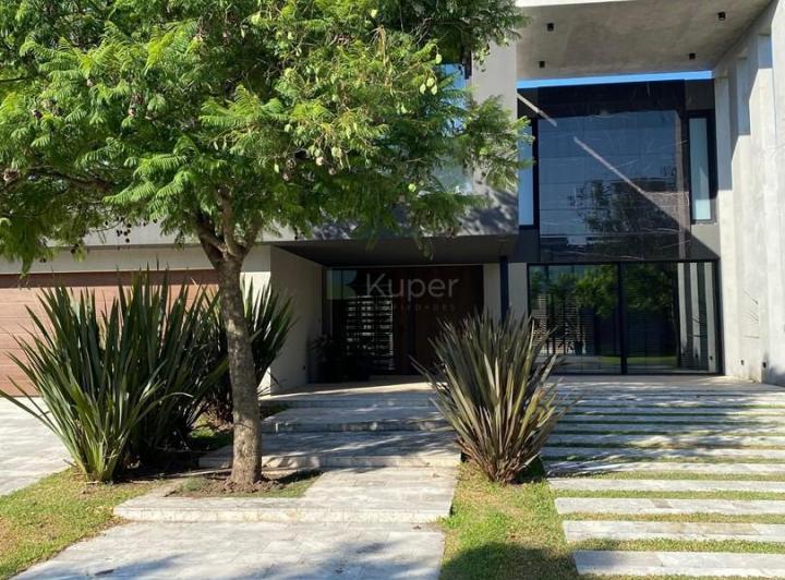 Casa · 590m² · 7 Ambientes · 1 Cochera