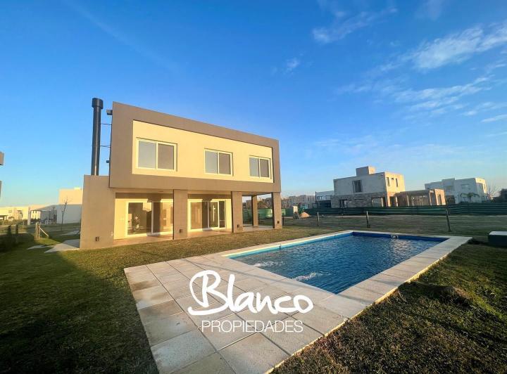 Casa · 215m² · 5 Ambientes · 3 Cocheras