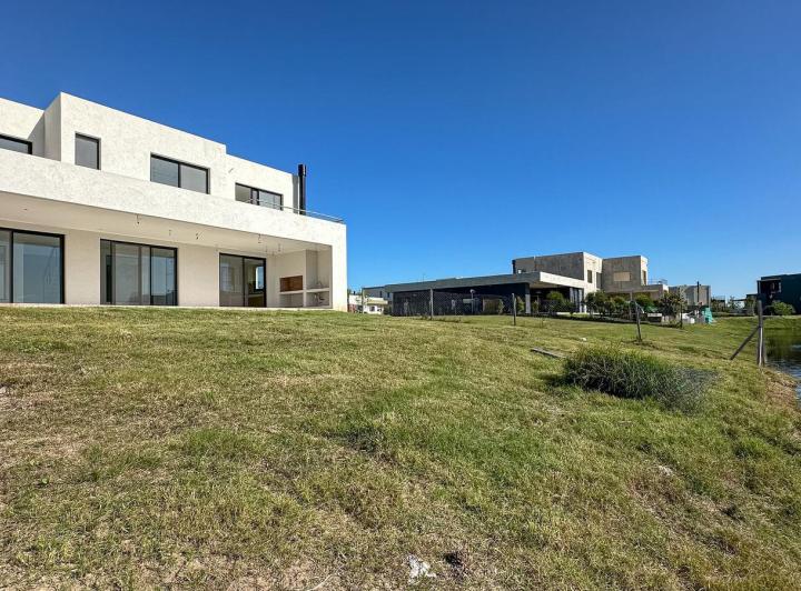 Casa · 233m² · 6 Ambientes · 4 Cocheras