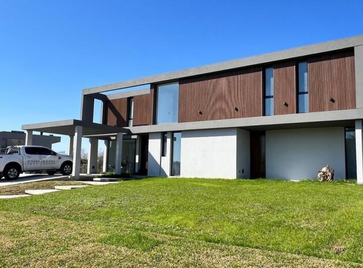 Casa · 300m² · 6 Ambientes · 1 Cochera