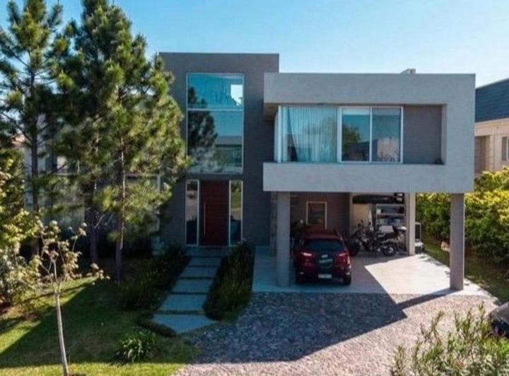 Casa · 470m² · 5 Ambientes · 5 Cocheras
