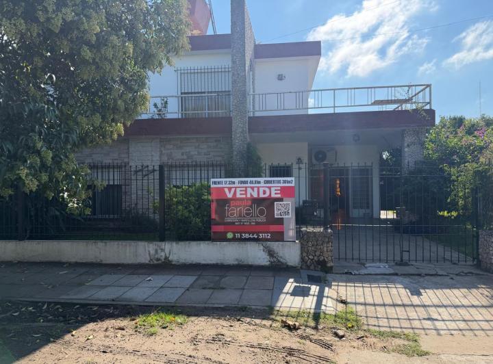 Casa · 301m² · 8 Ambientes · 1 Cochera