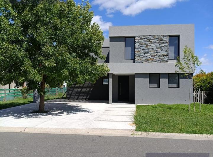 Casa · 227m² · 5 Ambientes · 2 Cocheras