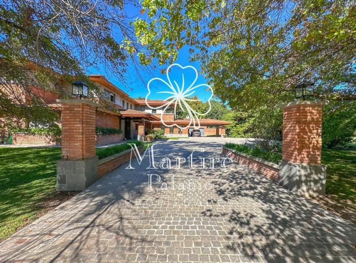 Casa · 980m² · 11 Ambientes · 3 Cocheras