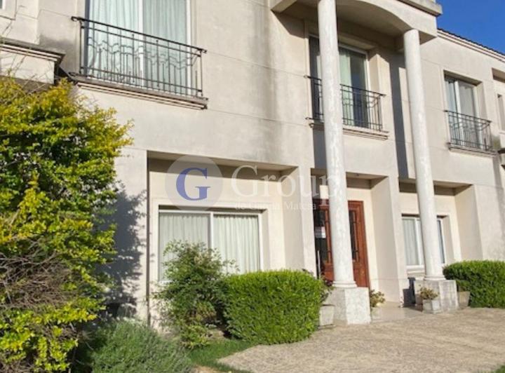 Casa · 219m² · 7 Ambientes · 1 Cochera