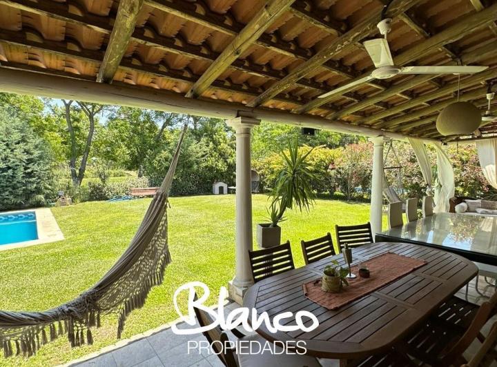 Casa · 240m² · 5 Ambientes · 2 Cocheras
