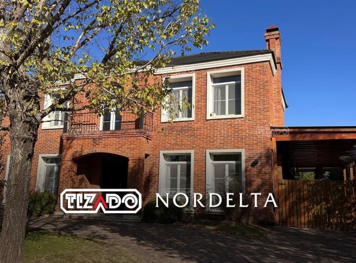 Casa · 230m² · 5 Ambientes · 1 Cochera