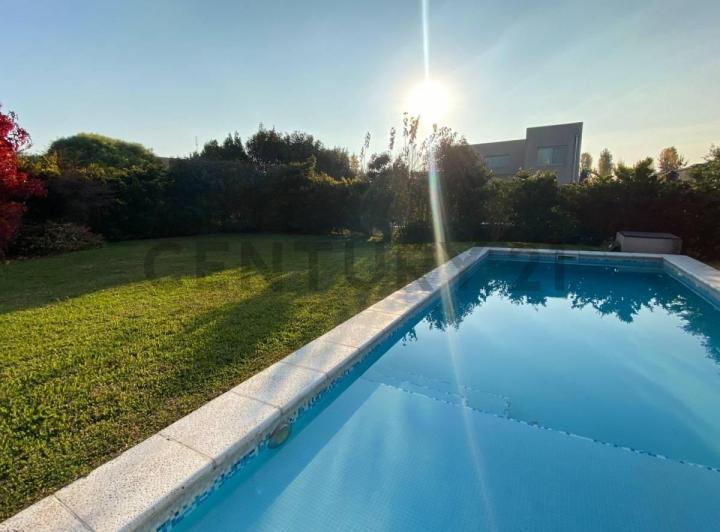 Casa · 210m² · 5 Ambientes · 3 Cocheras