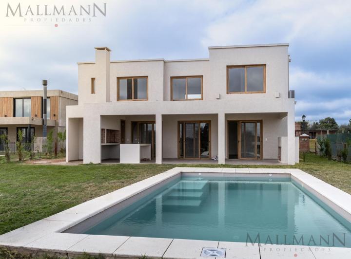 Casa · 265m² · 6 Ambientes · 2 Cocheras