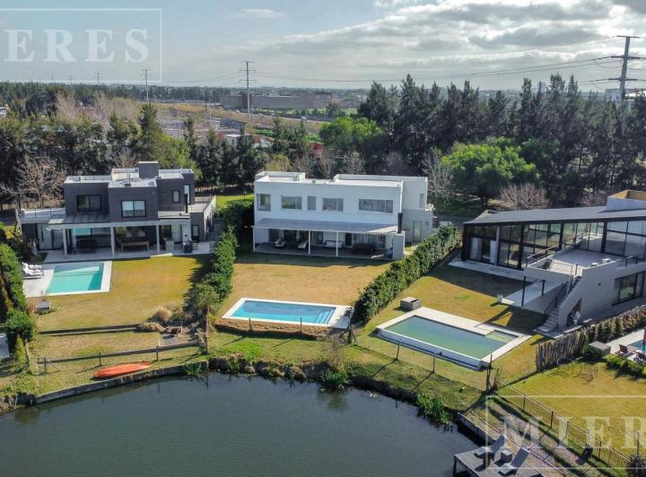Casa · 300m² · 6 Ambientes · 2 Cocheras
