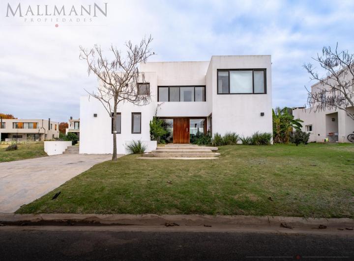 Casa · 334m² · 8 Ambientes