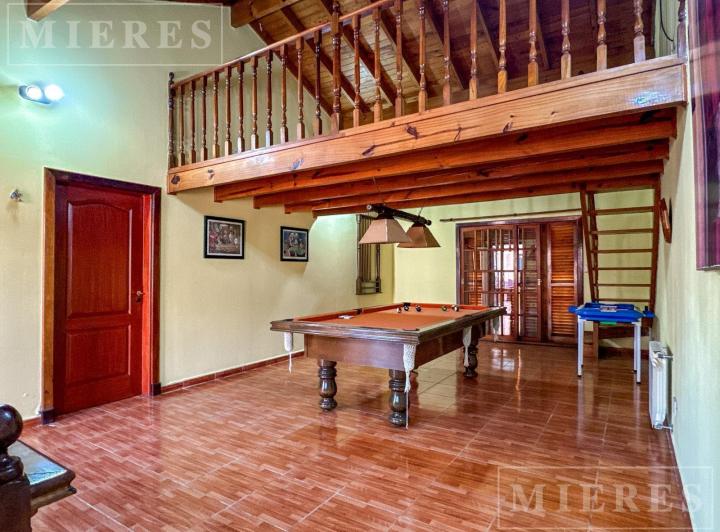Casa · 280m² · 8 Ambientes · 3 Cocheras