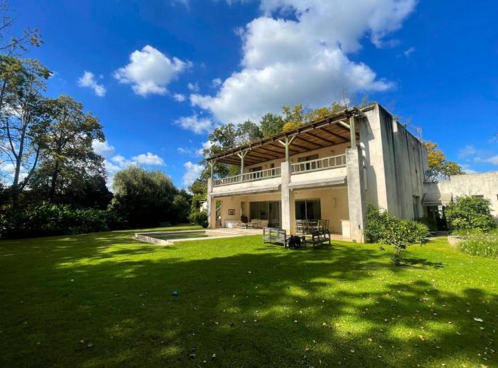 Casa · 638m² · 6 Ambientes · 8 Cocheras
