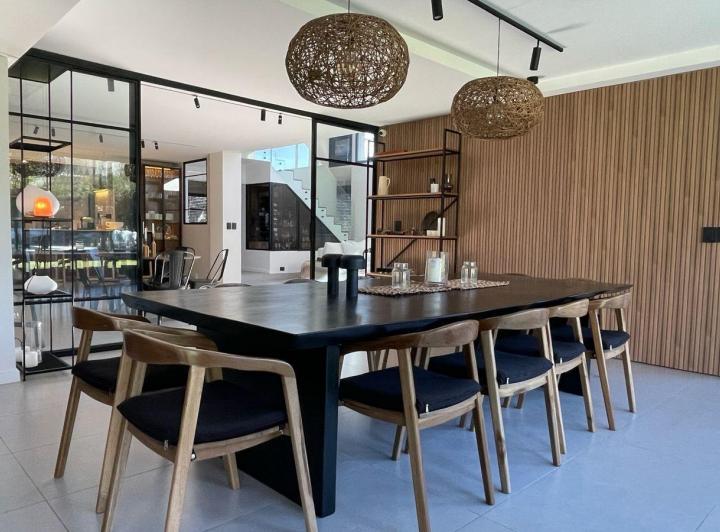 Casa · 340m² · 5 Ambientes · 4 Cocheras