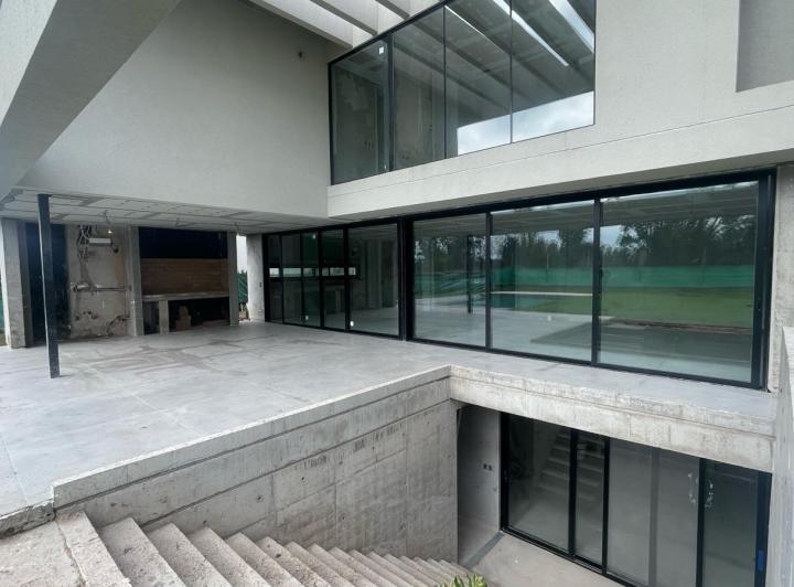Casa · 404m² · 7 Ambientes · 6 Cocheras