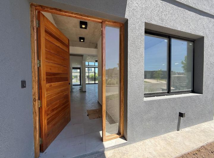 Casa · 240m² · 5 Ambientes · 2 Cocheras