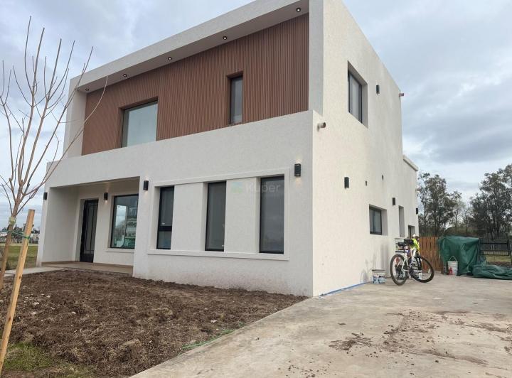 Casa · 142m² · 5 Ambientes · 2 Cocheras