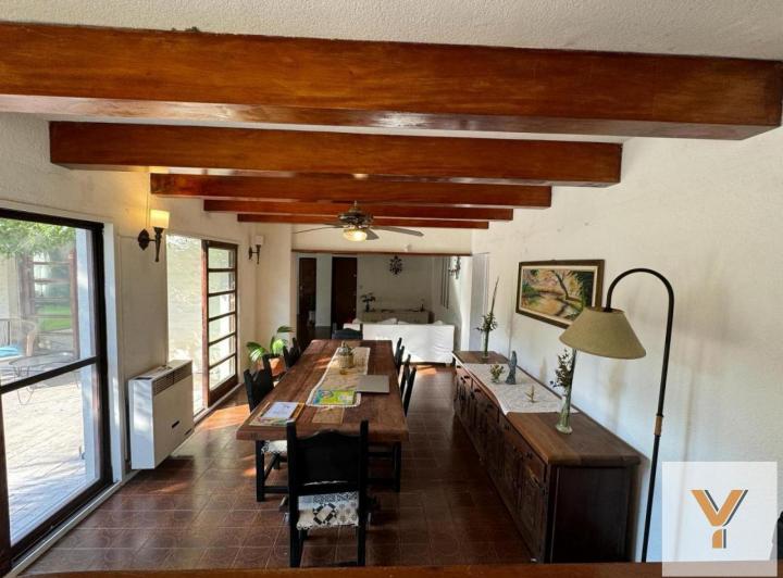 Casa · 230m² · 5 Ambientes · 1 Cochera