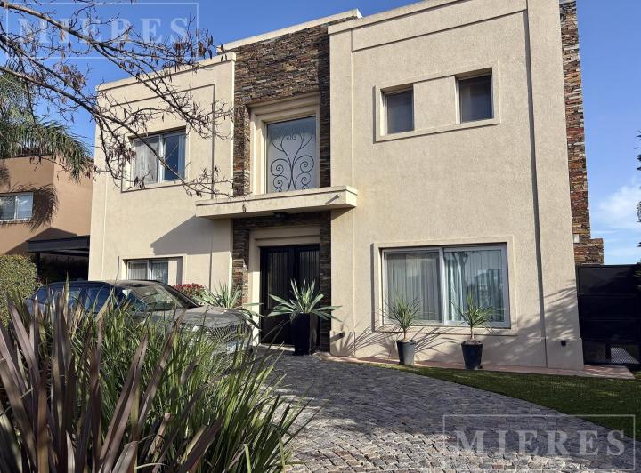 Casa · 166m² · 6 Ambientes · 1 Cochera