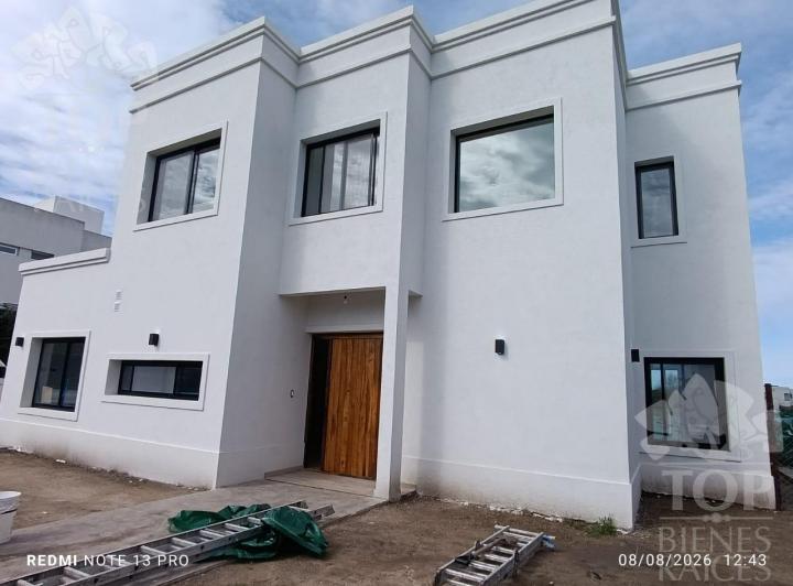 Casa · 180m² · 5 Ambientes · 1 Cochera