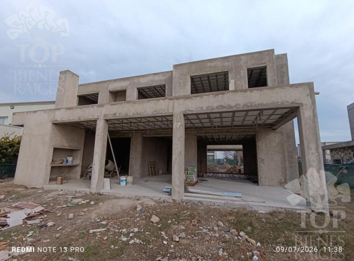 Casa · 260m² · 6 Ambientes · 1 Cochera