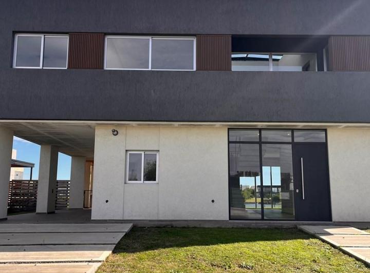 Casa · 219m² · 6 Ambientes · 2 Cocheras