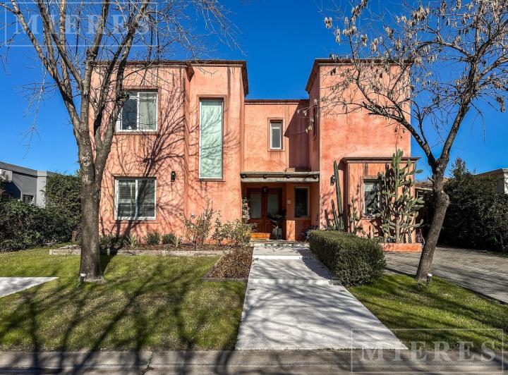 Casa · 200m² · 6 Ambientes · 4 Cocheras