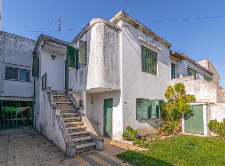 Casa · 244m² · 5 Ambientes · 2 Cocheras