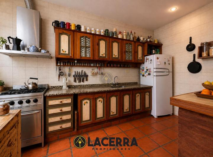 Casa · 242m² · 5 Ambientes · 1 Cochera
