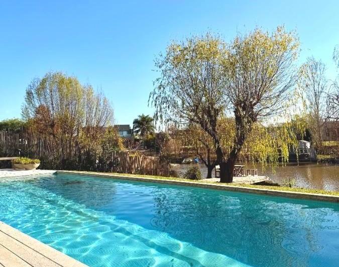 Casa · 262m² · 5 Dormitorios · 6 Cocheras