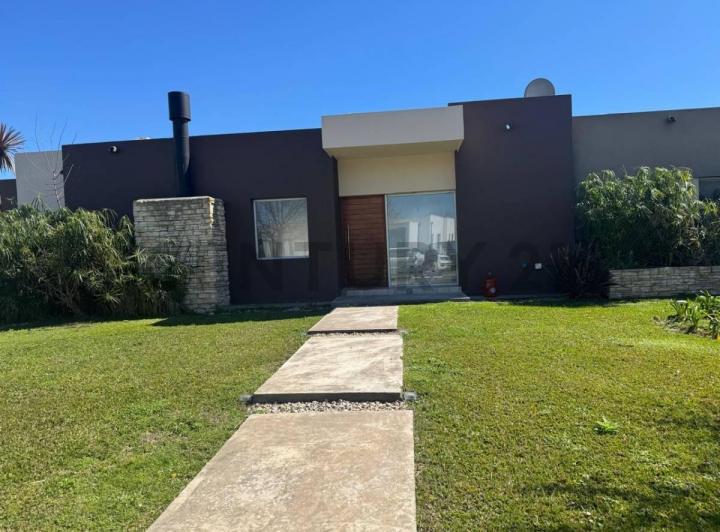 Casa · 188m² · 4 Ambientes · 2 Cocheras